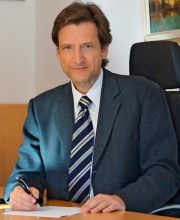 s.24_dr._alexander_suyter.jpg