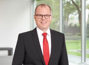 portrait_zeuner_dr.joerg_300dpi_03.jpg