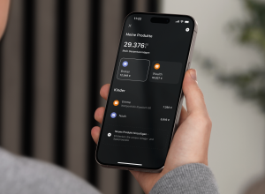 Smartphone mit Anzeige des eigenen Depots und von zwei Kinderdepots