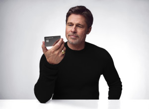 Brad Pitt mit Kreditkarte von Trade Republic in der Hand