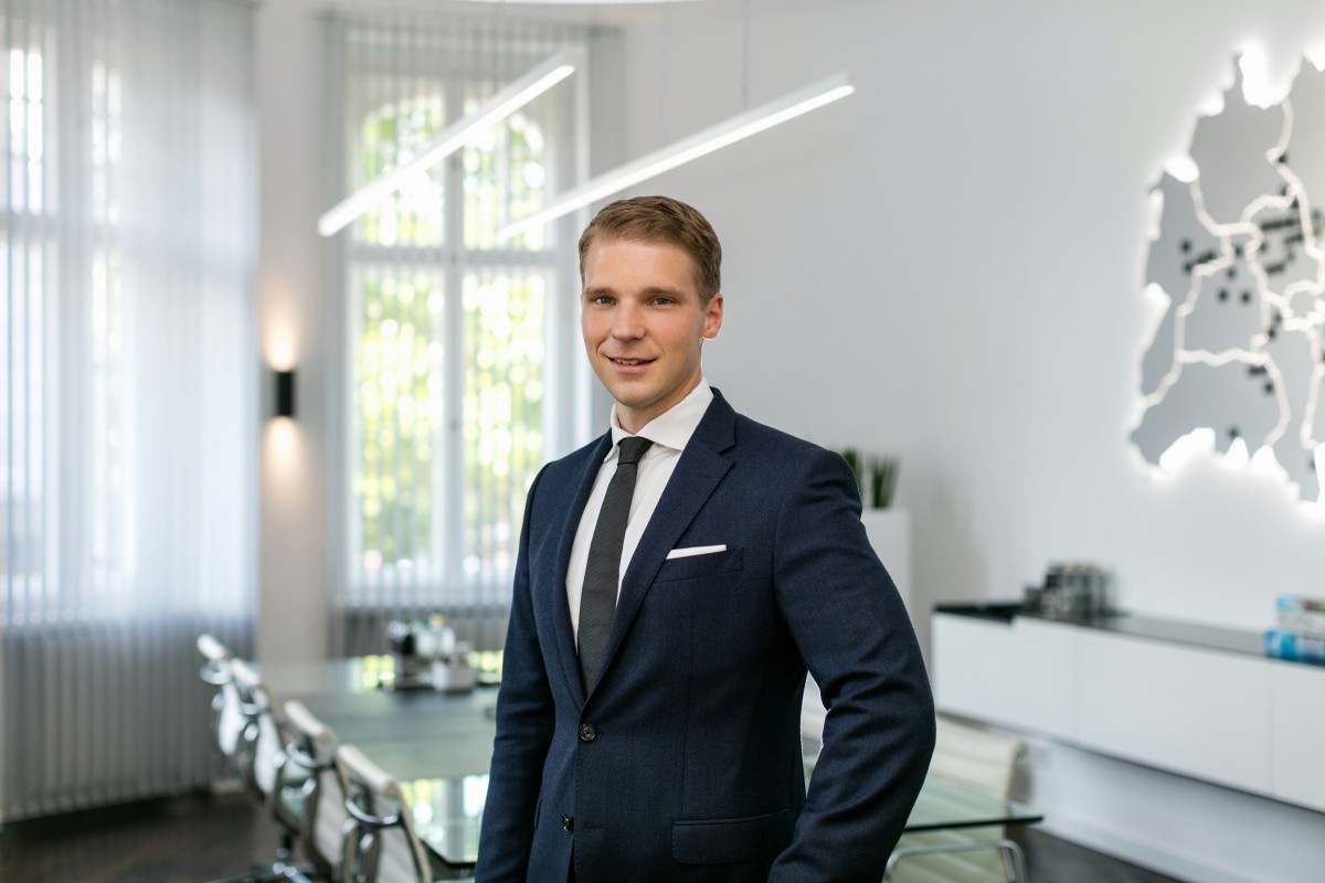 Mahren Ag Erweitert Vorstand Um Dennis Rekittke Verlagsgruppe Knapp Richardi Verlag Fur Absatzwirtschaft