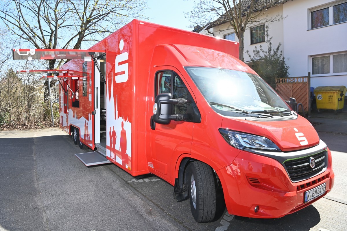 Sparkasse KölnBonn startet ersten elektrischen Sparkassenbus Verlagsgruppe Knapp Richardi Sparkasse KölnBonn startet ersten elektrischen Sparkassenbus Verlagsgruppe Knapp Richardi